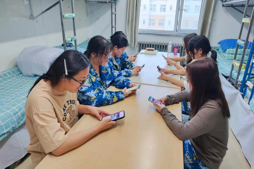 学生在寝室线上观展.jpg