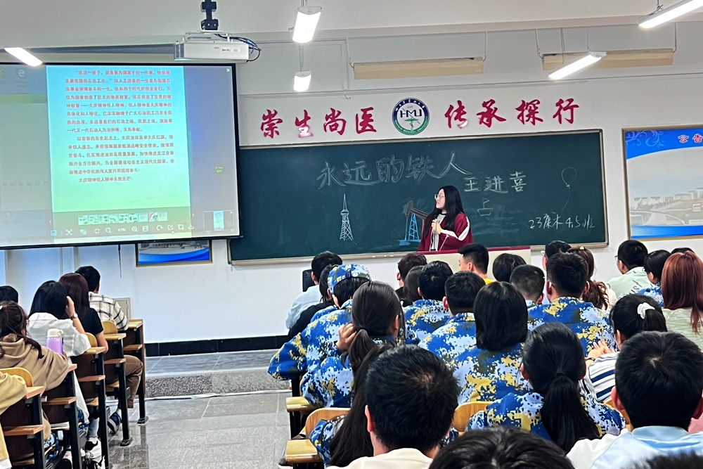 新生班级观展.jpg