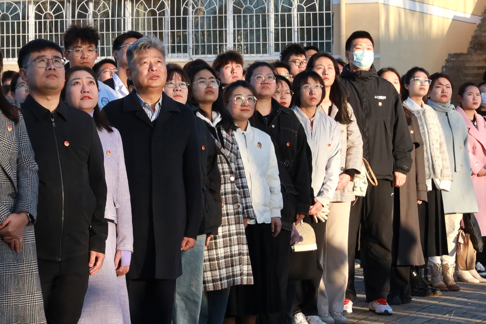 003党委副书记李国军等领导和老师和同学们一起参加升旗仪式IMGL5291.JPG