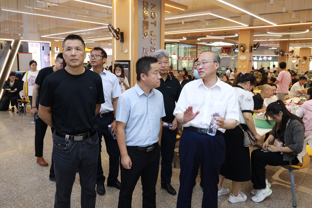 002党委书记王晓星（右）到餐饮服务中心了解接待服务工作情况IMGL1468.JPG