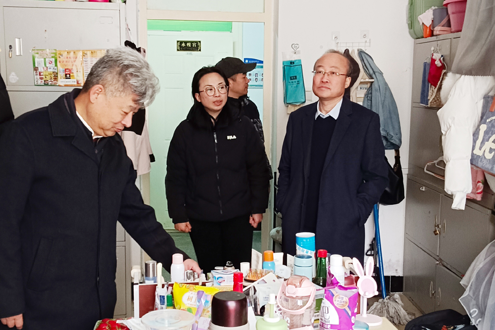 深入学生寝室查看生活设施状况.jpg